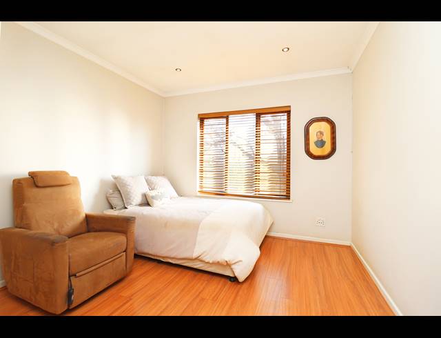 3 BEDROOM APARTMENT FOR SALE IN WAVERLEY
